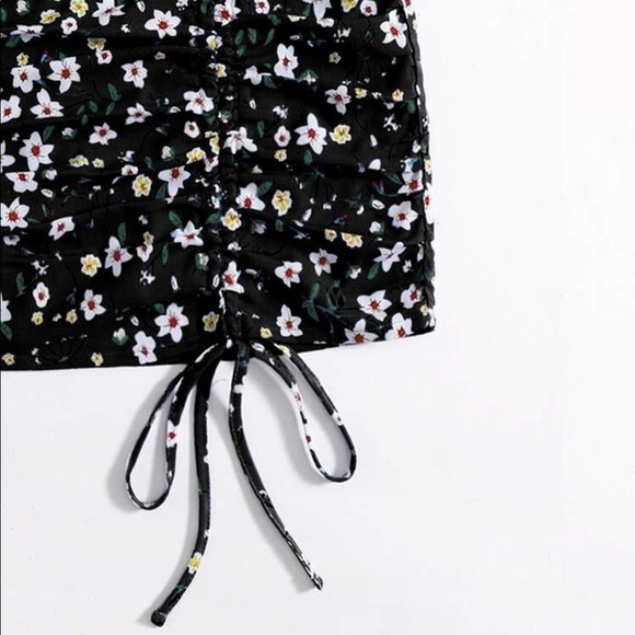 Black floral skirt. Scrunches up size (xs) from shein - Picture 2 of 6